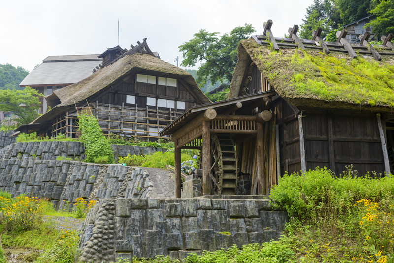 A multi-story private house with a thatched roof that is said to be built in a Kabuto style that remains in Tamagata ©Travel to Yamagata