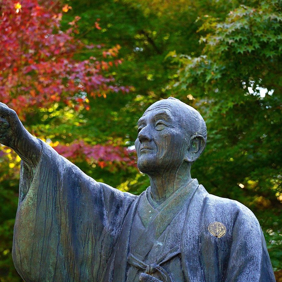 上杉鷹山公像の横顔