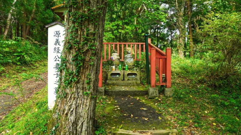 金鶏山(源義経公妻子の墓)