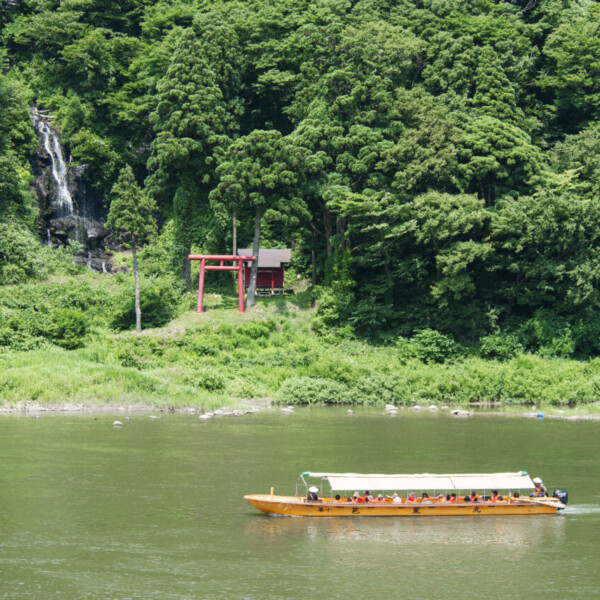 Paseo en barco por el río Mogami (1)