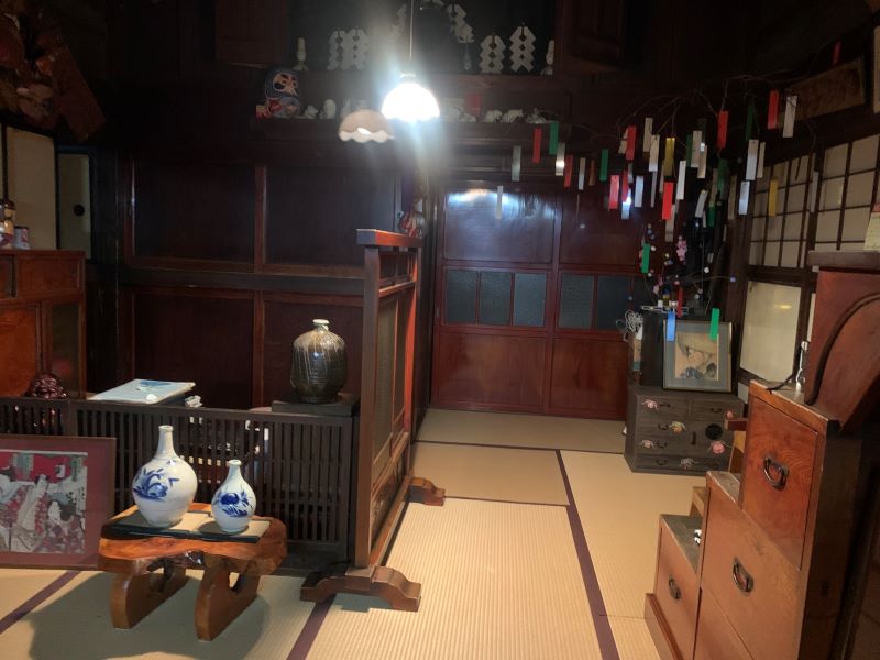 細重酒店の時代を感じる店内