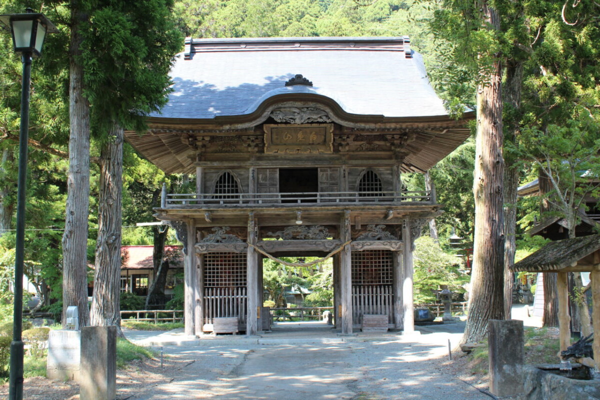 横山不動尊の山門