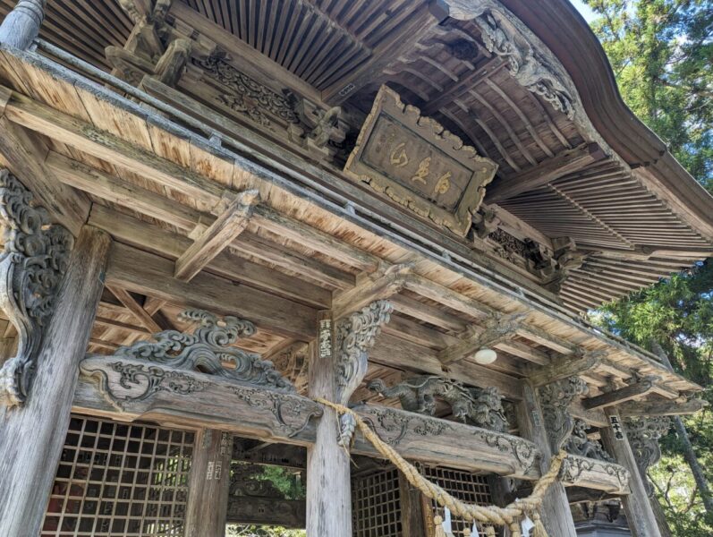 横山不動尊の山門の彫刻