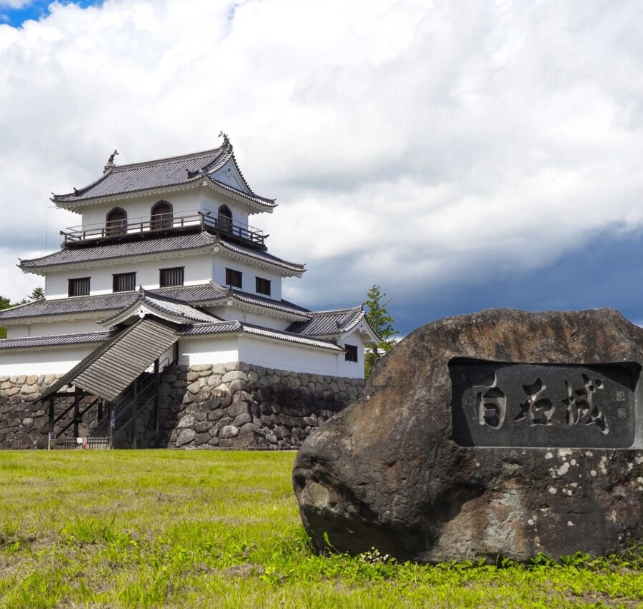 Château de Shiroishi et monument en pierre