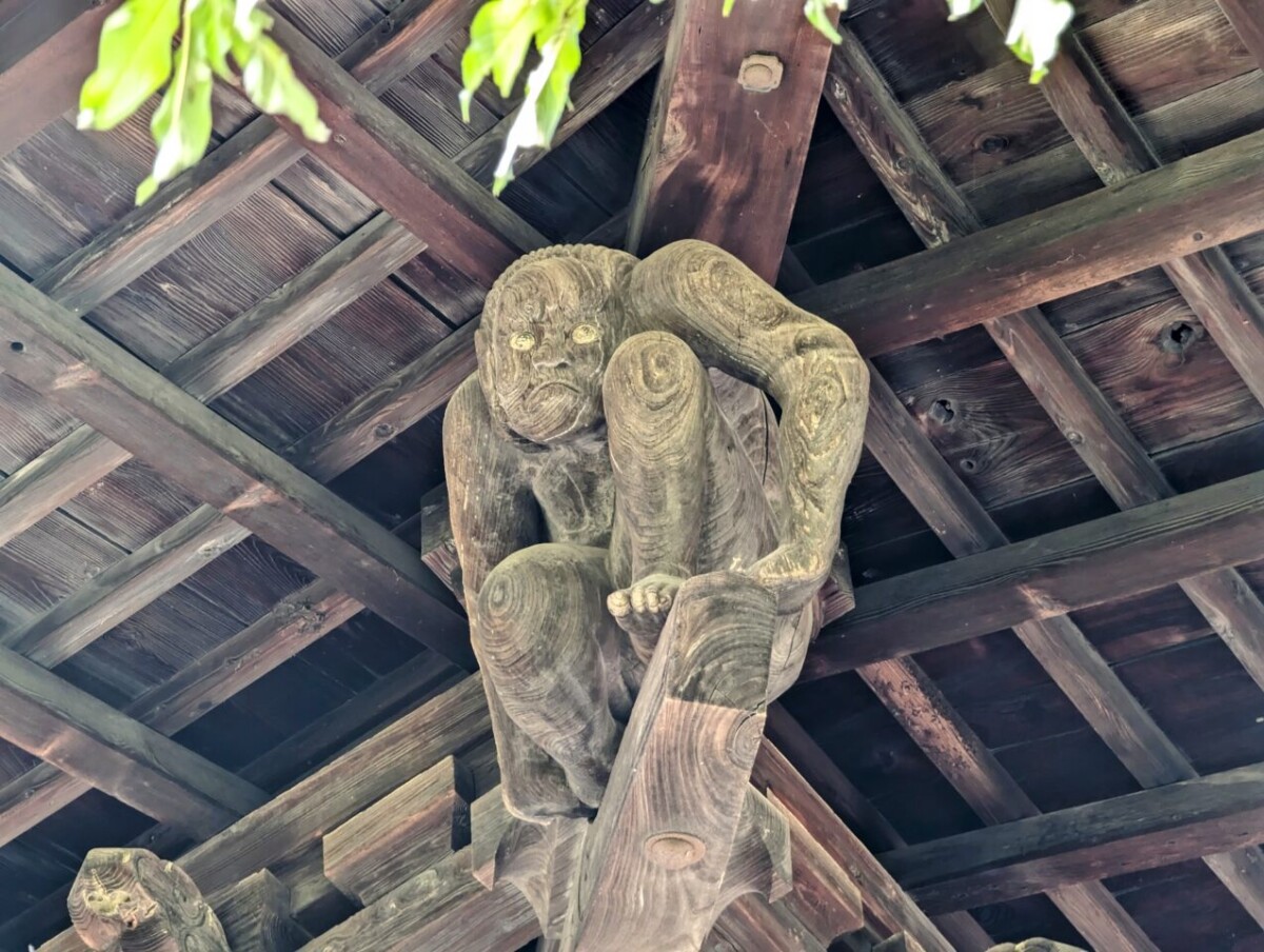 専称寺の本堂正面右側(南東)の力士像