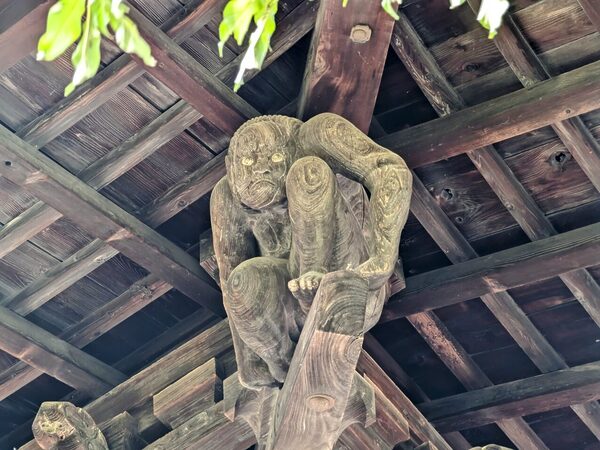 専称寺の本堂正面右側（南東）の力士像