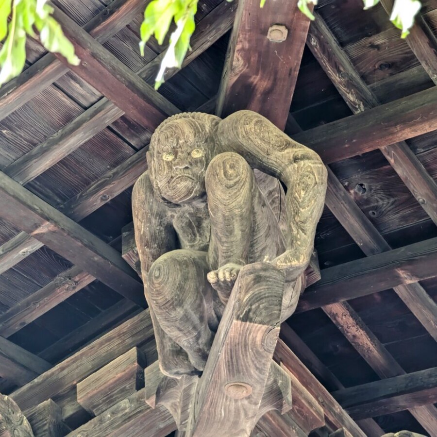 専称寺の本堂正面右側(南東)の力士像