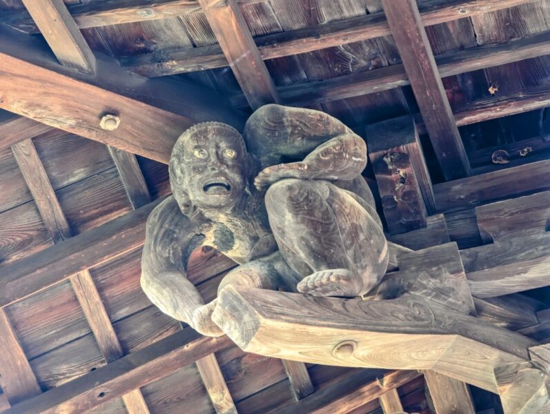 専称寺の本堂正面左側(南西)の力士像