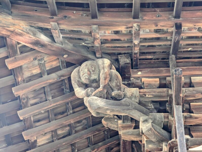 専称寺の駐車場側(北西)の力士像