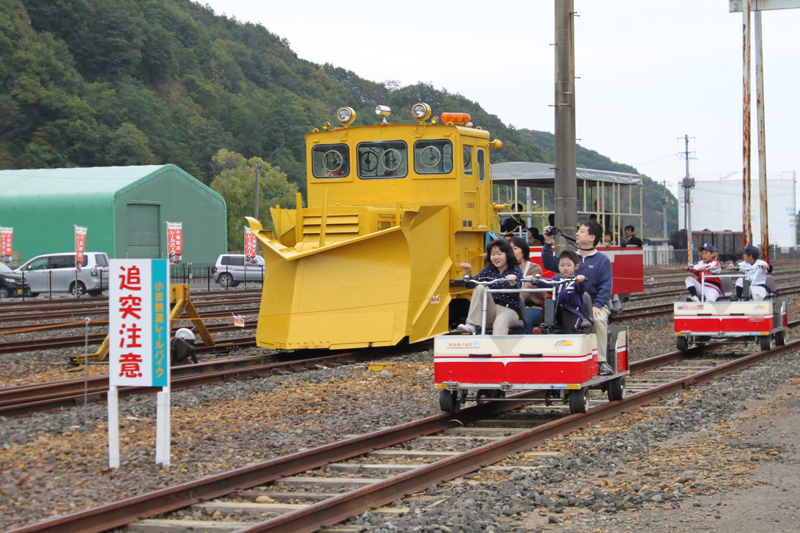 A rail bike that runs on the track with your feet