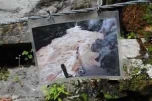 小安峡大噴湯増水時の写真