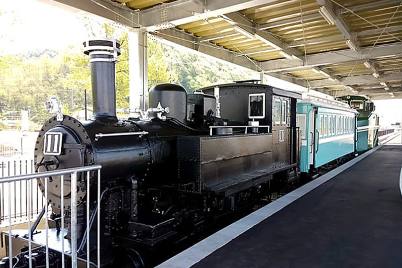 No. 11 steam locomotive with a track width of 763 mm (1067 mm for the JR Yamanote Line) and a guest car.