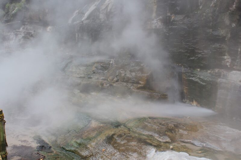 小安峡大噴湯の熱湯の噴射口