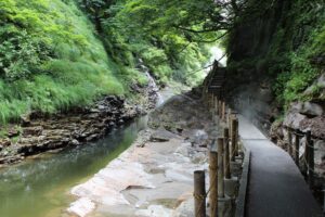 小安峡大噴湯の遊歩道