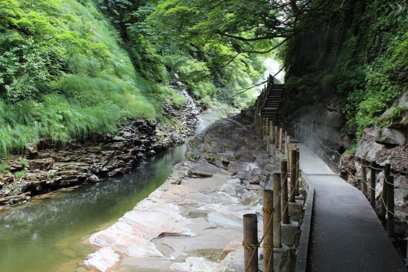 小安峡大噴湯の遊歩道