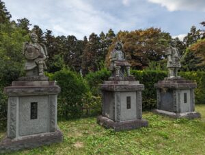 Ioji Temple (statue of Yoshitsune and the Sato brothers)