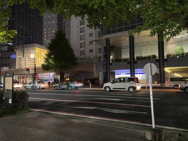 Près de la porte d'arrivée de la gare de Sendai