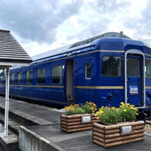 L'ancien train express de nuit des Chemins de fer nationaux japonais « Train bleu Akebono »