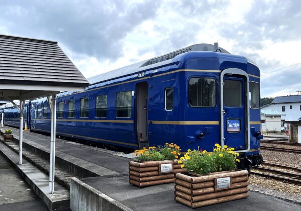 El antiguo tren nocturno expreso de los Ferrocarriles Nacionales Japoneses "Tren Azul Akebono"