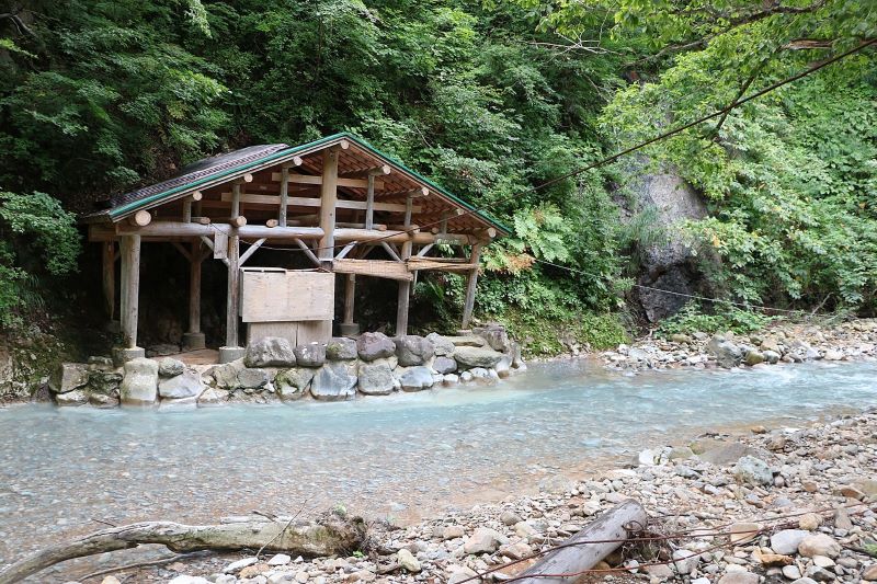 Motoyu Natsuyu no Menoyu Open-air bath From Wikipedia (Motoyu Natsuyu no Menoyu Photographer: Sakaori)