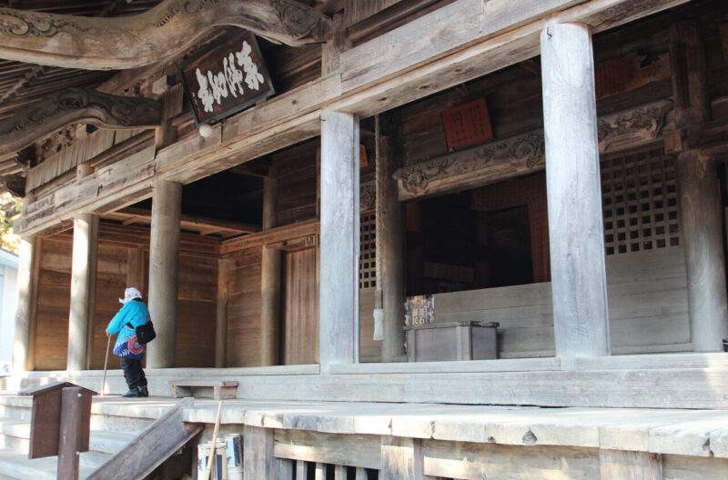 La salle principale du temple Kuroishi-dera où se déroule le concours de Sominbukuro.
