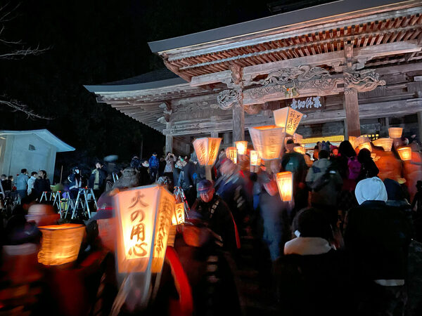 角燈を持った行列と本堂