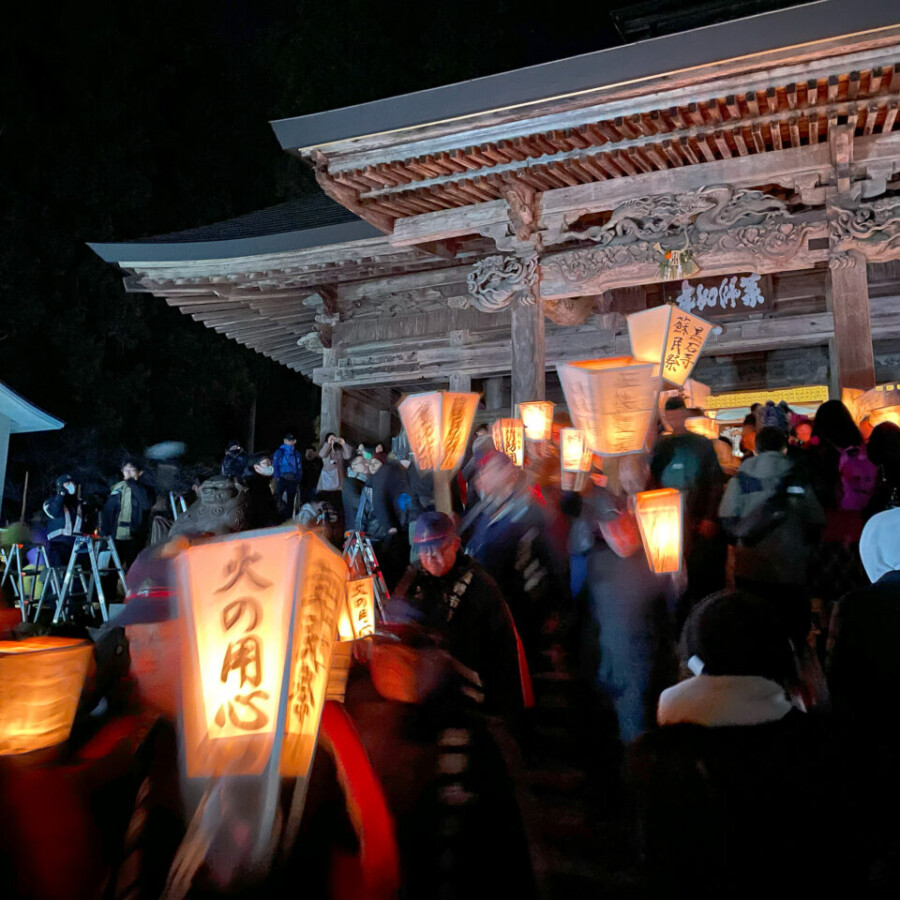 角燈を持った行列と本堂