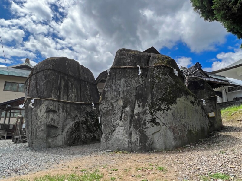 三ツ石神社の大岩