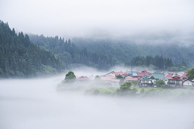 川霧に包まれる金山町大志(おおし)集落