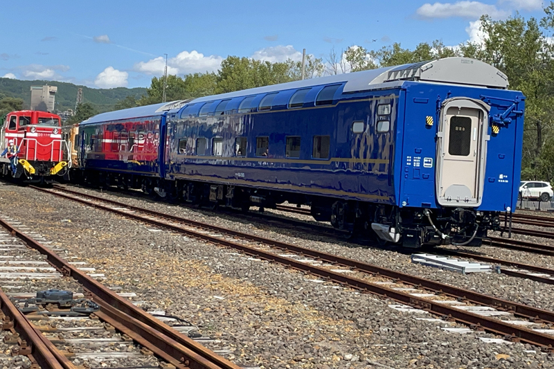 Blue Train “Akebono” vehicles and diesel locomotives