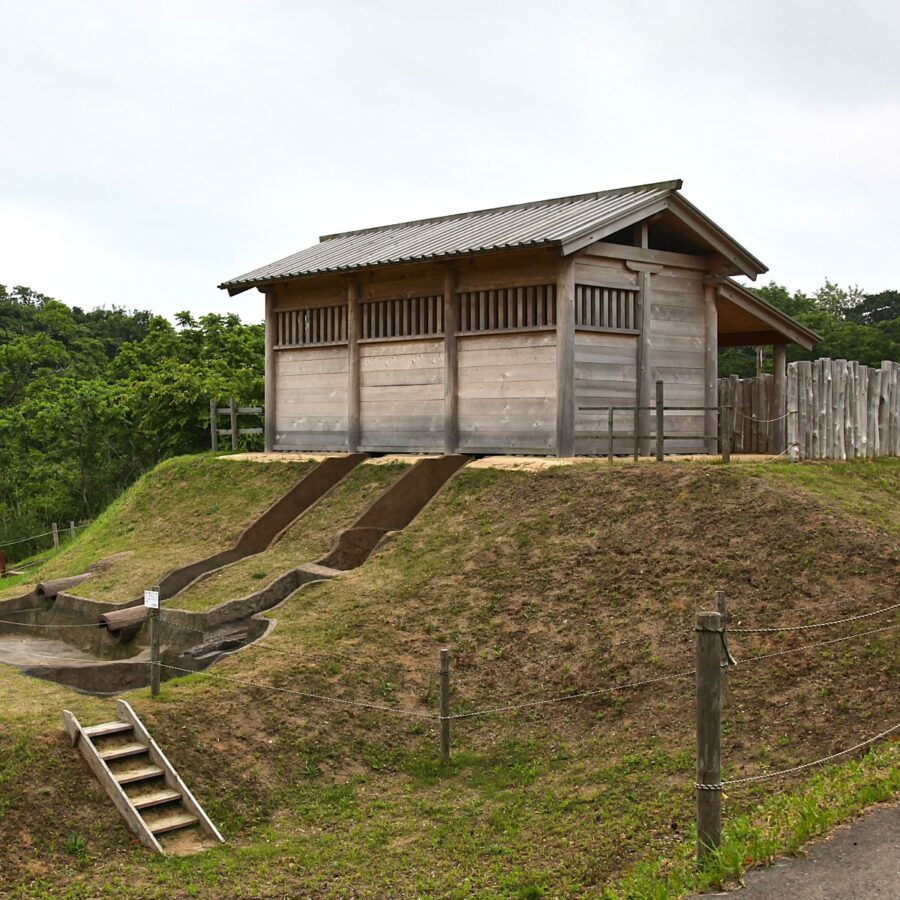 秋田城跡から見つかった水洗トイレの遺跡（復元）