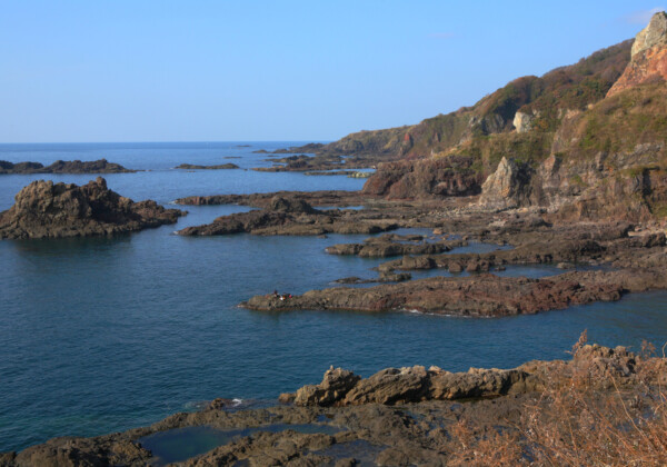 男鹿半岛西海岸的岩石景观 ©Oganavi