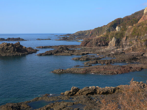 男鹿半島西海岸の岩だらけの風景 ©男鹿なび