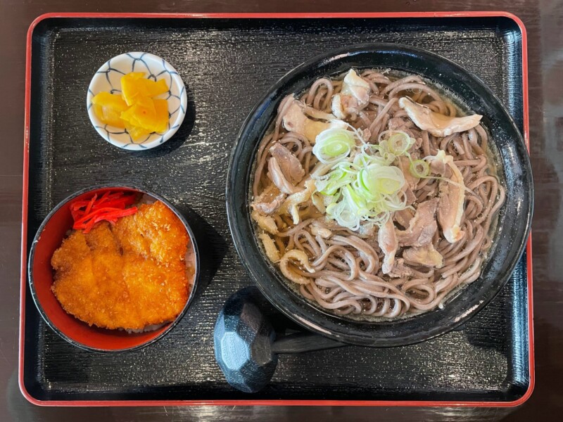 Soba à la viande réfrigérée d'Ichian (750 yens) et mini bol d'escalopes de sauce (250 yens)