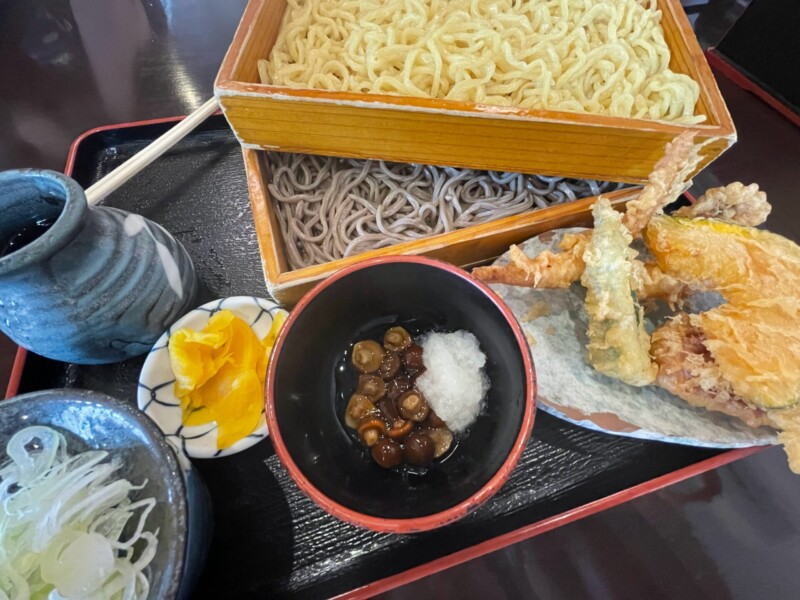 Assiette bicolore d'Ichian soba grand format (900 yens + grand format 100 yens)