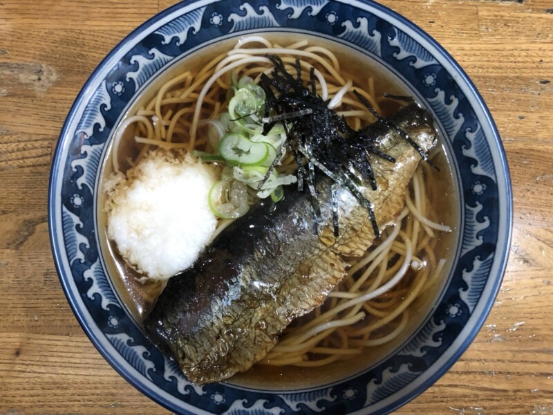 Soba fantôme garni de hareng et d'igname râpée