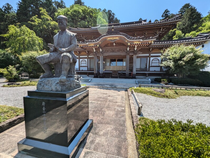 Estatua de Katakura Kojuro Kagetsuna y la sala principal del templo Kessanji