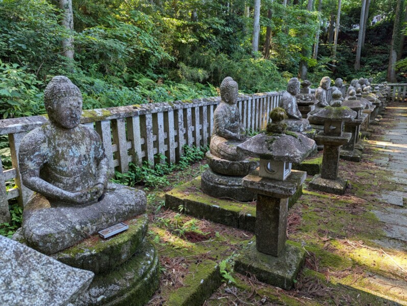 Una estatua sentada de Amida Nyorai, una lápida en el mausoleo de la familia Katakura