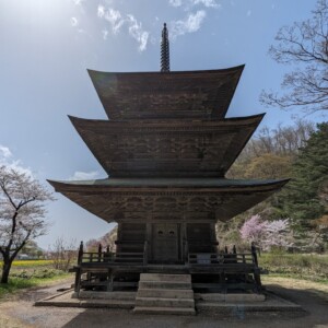 Pagoda de tres pisos del santuario Akutsu Hachiman