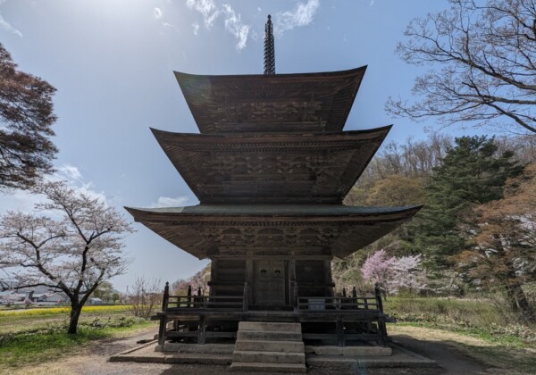 Pagoda de tres pisos del santuario Akutsu Hachiman