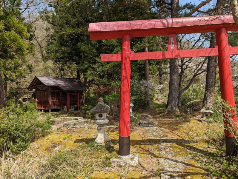 安久津八幡神社の岩駒稲荷