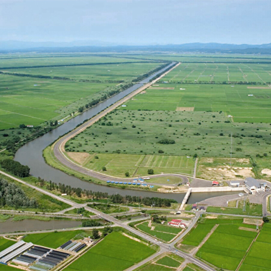 調整池（右側）と西部承水路（左側）をほぼ遮断している南部排水機場。中央の長い水路は中央幹線排水路 ©男鹿半島・大潟ジオパーク