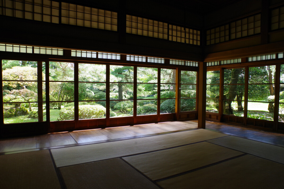 A wonderful garden can be seen from the tatami room of Torigata Kaikan (former Torigata landlord's house) ©Odate City