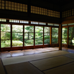 Un magnifique jardin est visible depuis la salle des tatamis de Torigata Kaikan (ancienne maison du propriétaire de Torigata) ©Odate City