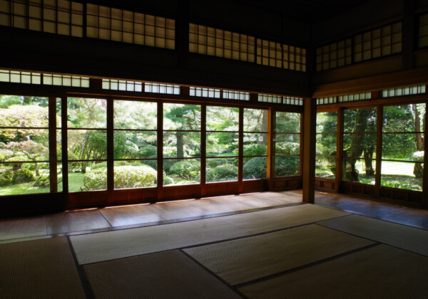 A wonderful garden can be seen from the tatami room of Torigata Kaikan (former Torigata landlord&#39;s house) ©Odate City