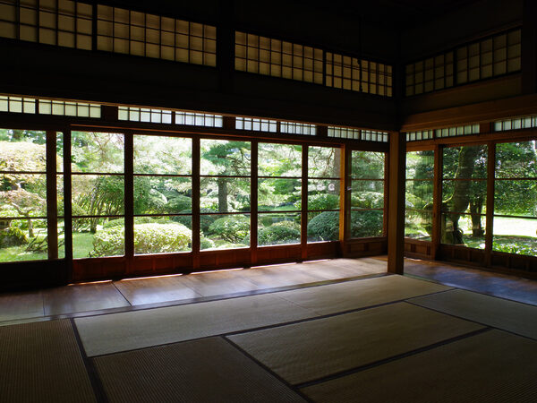 A beautiful garden can be seen from the tatami room of "Torikata Kaikan (former Torikata House)" ©Odate City