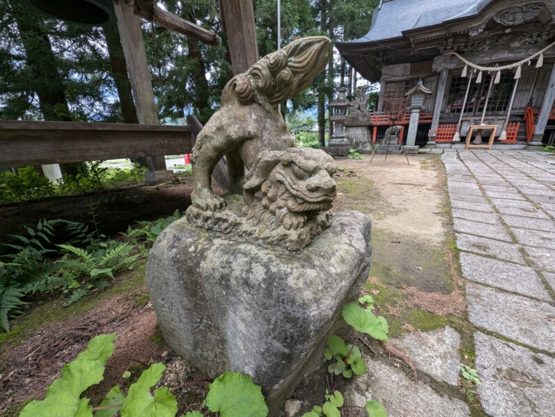 出云姿势型护卫犬(左)