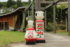 鳴子温泉街にある巨大こけし
