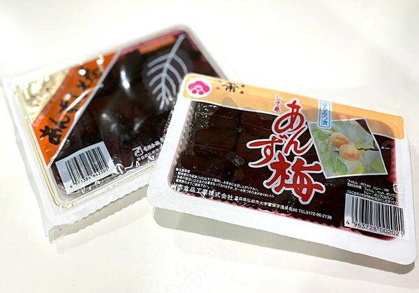 Abricot et prune enveloppés dans des feuilles de shiso