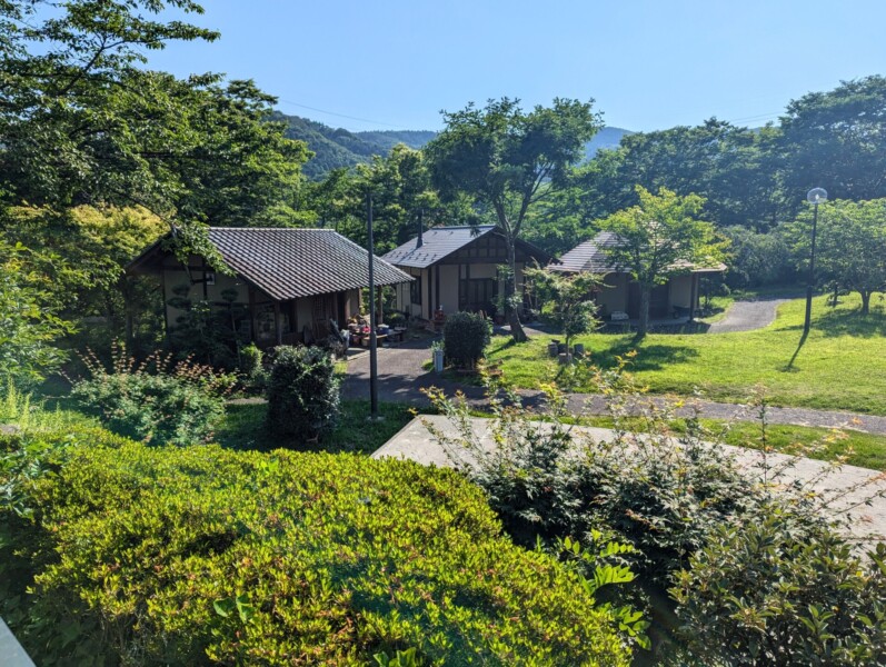 弥治郎こけし村内のこけし工房と作業場